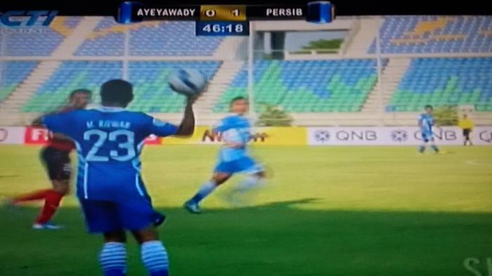 Pemain sapay Persib Bandung M Ridwan melempar bola out dalam laga Piala AFC melawan Ayeyewady di Stadion Youth Training Centre, Myanmar, Rabu (11/3/2015).