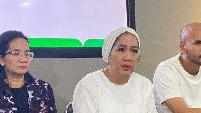 TITIEK PUSPA ALAMI PENDARAHAN OTAK - Petty Tunjungsari (tengah) ketika jumpa pers mengenai kondisi kondisi terkini sang ibu, Titiek Puspa di rumah sakit Medistra Jakarta, Kamis (10/4/2025). Petty mengatakan sang ibu mengalami pendarahan di otak kiri. (Tribunnews.com/Fauzi Alamsyah).