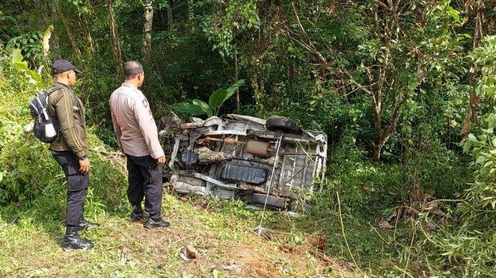 Mobil pikap bermuatan LPG Bright Gas 12 kg tertabrak kereta api dan masuk jurang. Peristiwa ini terjadi di Dusun Sumur Bandung, Desa Karangkamulyan, Kecamatan Cijeungjing, Kabupaten Ciamis, Rabu (10/1/2024).