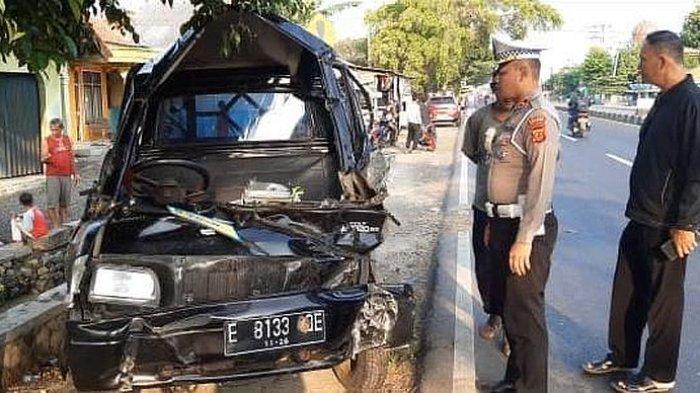Pikap yang membawa penumpang ringsek setelah tabrak pohon di Jalur Pantura, wilayah Desa Kiajaran Wetan, Kecamatan Lohbener, Indramayu, Senin (25/3/2024)