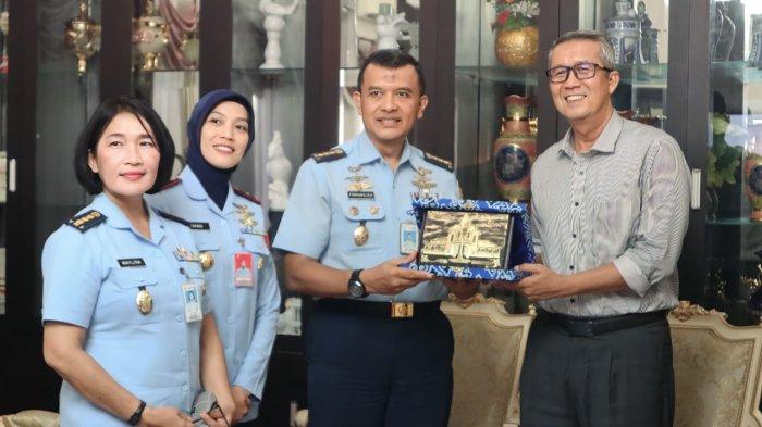 Penjabat Wali Kota Cirebon, Agus Mulyadi, menerima audiensi dengan Tim Tentara Nasional Indonesia Angkatan Udara (TNI AU) di Rumah Dinas Wali Kota Cirebon, Rabu (17/1/2024)