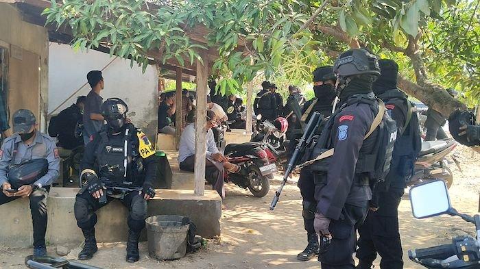 Polisi bersenjata lengkap berjaga di sekitaran areal Ponpes Al Zaytun Indramayu, Jumat (4/8/2023).
