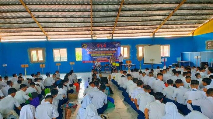 Polisi memberikan bimbingan untuk mencegah kenakalan remaja dalam Kegiatan MPLS di SMK Bina Nusantara, Selasa (19/7/2022).