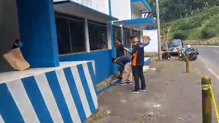 Petugas Inafis Polres Tasikmalaya Kota ketika melakukan olah tempat kejadian perkara (TKP) pengrusakan Pos Polisi Lingkar Gentong olah orang tak dikenal, pada Selasa (17/12/2024).