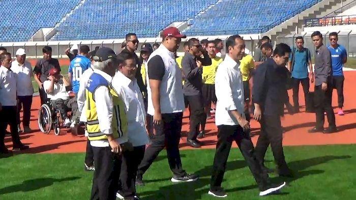 Presiden Republik Indonesia, Joko Widodo, meninjau langsung, Stadion Si Jalak Harupat Kabupaten Bandung, Rabu (12/7/2023).