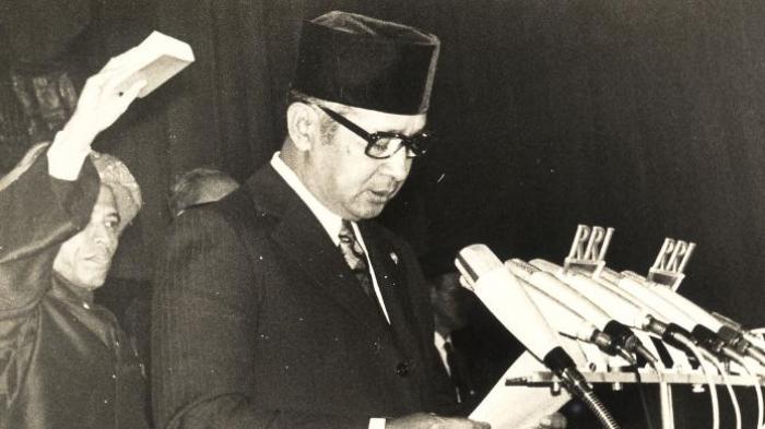 Presiden Soeharto saat dilantik dan diambil sumpahnya menjadi Presiden pada 27 Maret 1968.