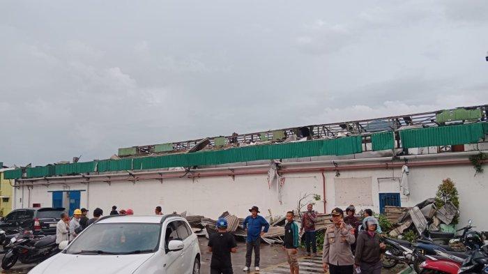 Penampakan bangunan milik PT Kwalram, di Kecamatan Cimanggung, Sumedang, hancur akibat disapu angin puting beliung, Rabu (21/2/2024) sore.