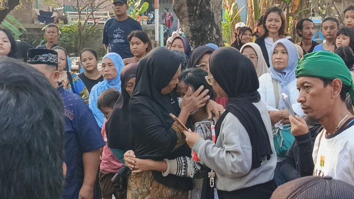 PUTRI TASMI - Isak tangis dan suasana haru menyelimuti prosesi pemakaman Tasmi (50), Minggu 13 Juli 2025. Tasmi adalah Pekerja Migran Indonesia (PMI) asal Kota Cirebon yang menghembuskan napas terakhirnya di Malaysia.