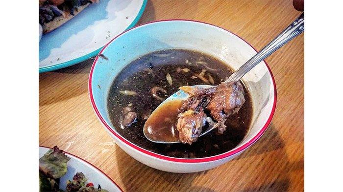 Rawon spesial dengan tampilan kuah yang berwarna hitam pekat, serta berisikan potongan daging sapi di Day Dream Food Spot, Kompleks Graha Puspa D1 No 18, Sukajaya, Lembang, Bandung Barat.