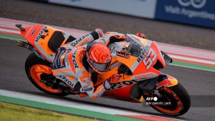 Pembalap Spanyol Repsol Honda Team Marc Marquez bertanding dalam sesi latihan bebas untuk balapan MotoGP Grand Prix Indonesia di Sirkuit Internasional Mandalika di Kuta Mandalika di Lombok Tengah pada 18 Maret 2022.