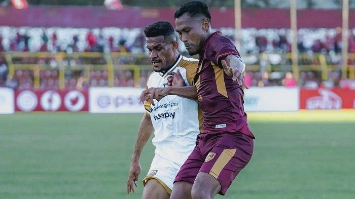 Ricky Kambuaya (kiri), mantan pemain Persib Bandung yang sekarang bermain dengan Dewa United.