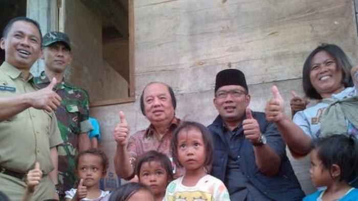 Wali Kota Bandung Ridwan Kamil bersama Tahir seorang pengusaha terkenal Indonesia saat berfoto bersama warga Garut, Senin (17/10/2016).