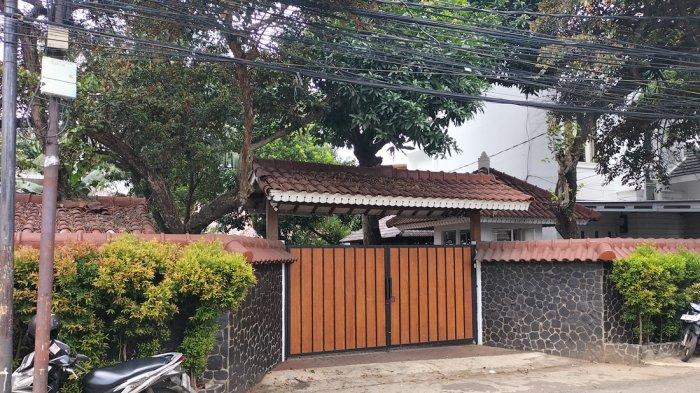 Penampakan rumah mewah di Jalan Mampang Prapatan IV, Jakarta Selatan yang menjadi lokasi tewasnya seorang anggota Polresta Manado, Brigadir Ridhal Ali Tomi (RAT) terpantau sepi aktivitas, Sabtu (27/4/2024). (Tribunnews.com/Abdi Ryanda Shakti).