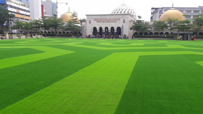 Taman Alun-alun Bandung di halaman Masjid Raya Bandung, Jalan Asia Afrika, Kota Bandung.