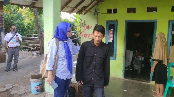 Saka Tatal, mantan terpidana kasus Vina Cirebon saat didampingi oleh salah satu kuasa hukumnya, Titin Prialianti di rumahnya di Kampung Saladara, Kelurahan Karyamula, Kecamatan Kesambi, Kota Cirebon, Selasa (13/8/2024).