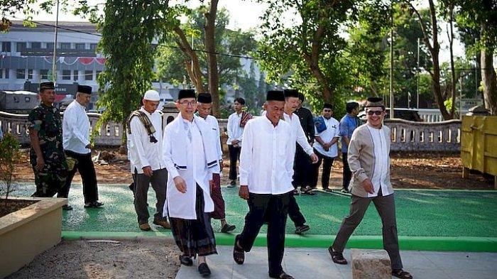 Bupati dan warga Subang mengelar salat Istisqo di lapangan Alun-alun Subang, Jumat (22/9/2023). Mereka memohon Allah SWT segera menurunkan hujan.