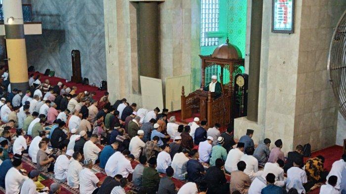 Gelar Salat Idul Adha 1444 Hijriah, Ribuan Jamaah Penuhi Masjid Raya Bandung, Kamis (29/6/2023). Tribunjabar.id / Adi Ramadhan Pratama.