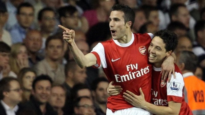 Robin van Persie (kiri) merayakan gol ke gawang Tottenham bersama Samir Nasri di White Hart Lane, London, pada 20 April 2011.