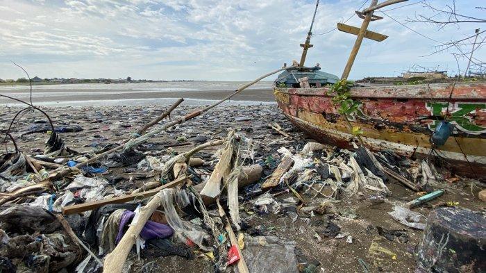 Sampah yang menumpuk di Pantai Dadap di Kecamatan Juntinyuat, Indramayu, Senin (13/1/2025)