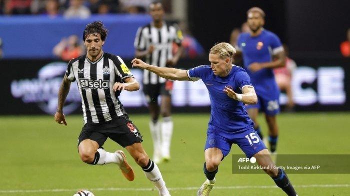Mykhailo Mudryk dari Chelsea mengontrol bola saat berada di bawah tekanan dari Sandro Tonali dari Newcastle United selama pertandingan Seri Musim Panas Liga Premier antara Chelsea FC dan Newcastle United di Stadion Mercedes-Benz pada 26 Juli 2023 di Atlanta, Georgia, AS.