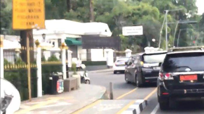 Iring-iringan mobil SBY saat masuk ke Istana Bogor, Senin (2/10/2023).