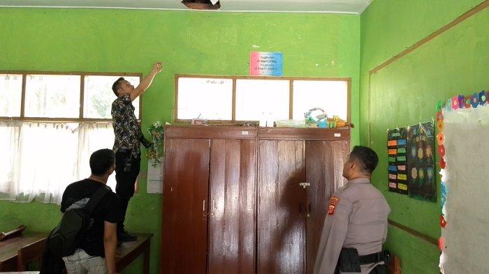 Petugas Identifikasi dari Polres Tasikmalaya ketika melakukan proses identifikasi tempat kejadian perkara (TKP) di SDN Hargasari, Jalan Bantar Kelurahan Hargasari, Kecamatan Cihideung, Kota Tasikmalaya.