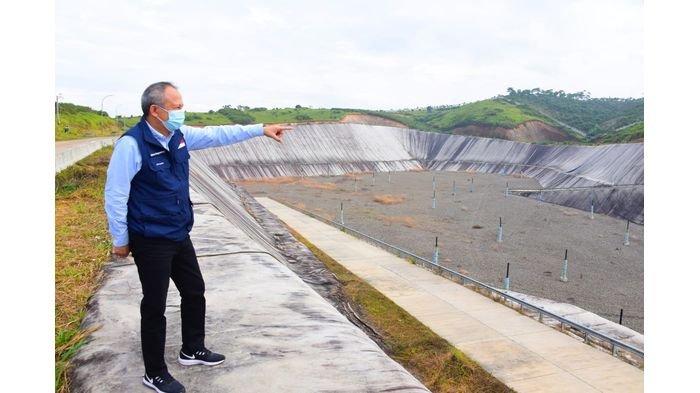 Sekretaris Daerah (Sekda) Provinsi Jawa Barat (Jabar) Setiawan Wangsaatmaja saat meninjau TPPAS Legok Nangka di Kabupaten Bandung, Rabu (15/7/2020).