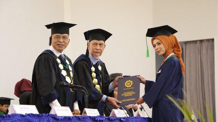 Salah seorang wisudawati mendapat ucapan selamat dari Rektor UMBandung.