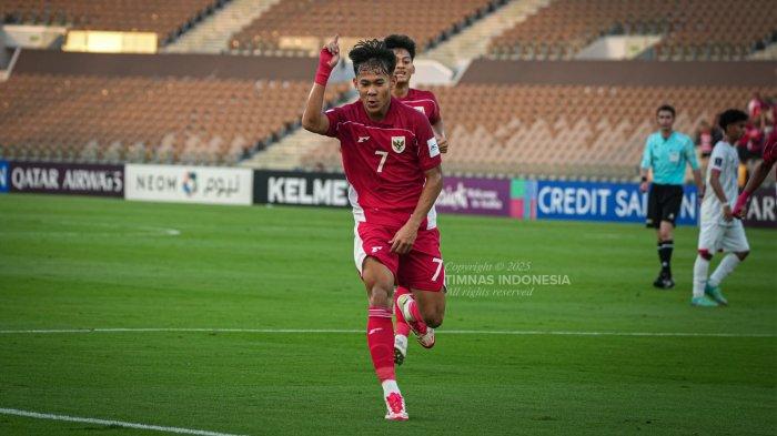 SELEBRASI ZHABY GHOLY - Penyerang sayap Timnas Indonesia U-17, Muhammad Zahaby Gholy saat melakukan selebrasi usai sukses mencetak gol ke gawang Yaman di Stadion Pangeran Abdullah Al Faisal, Jeddah, Arab Saudi, Senin (7/4/2025). dok: PSSI/Timnas Indonesia