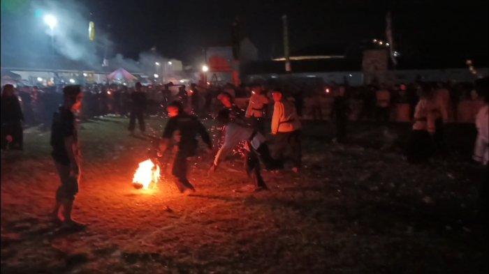 SAMBUT RAMADHAN - Menjelang bulan suci Ramadan 1446 hijriah, para santri di Pondok Pesantren Ciwaringin di Kecamatan Ciwaringin, Kabupaten Cirebon, menggelar tradisi tahunan berupa atraksi permainan api pada Selasa (11/2/2025) malam.