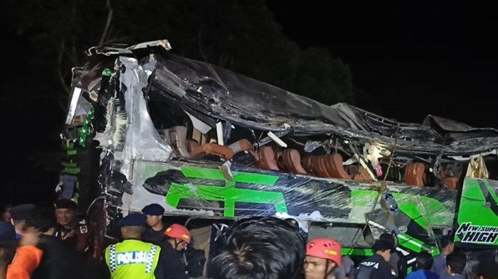 Sepatu yang menggantung di sisi bus saat bus dievakuasi. Bus parawisata yang mengangkut para siswa dan tenaga pendidik SMK Lingga Kencana Depok yang terguling di Gerbang 2 Pemandian Air Panas Sari Arter, Subang, Jawa Barat, Sabtu (11/5/2024) malam, berhasil dievakuasi.