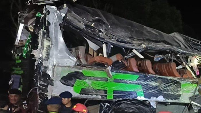 Sepatu yang menggantung di sisi bus saat bus dievakuasi. Bus parawisata yang mengangkut para siswa dan tenaga pendidik SMK Lingga Kencana Depok yang terguling di Gerbang 2 Pemandian Air Panas Sari Arter, Subang, Jawa Barat, Sabtu (11/5/2024) malam, berhasil dievakuasi.