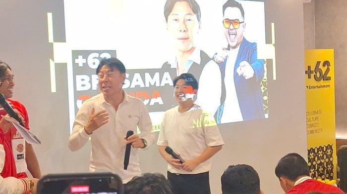 NONTON BARENG - Mantan pelatih Timnas Indonesia, Shin Tae-yong, menghadiri acara nonton bareng (nobar) pertandingan Timnas Indonesia melawan Bahrain di +62 Coffee & Space, Jalan Tanjung Duren Raya, Grogol Petamburan, Jakarta Barat, Selasa (25/3/2025) malam. (Fersianus Waku)