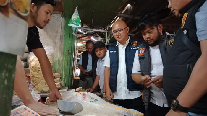 MANIPULASI BERAT - Satreskrim Polres Sumedang berkerja sama dengan Dinas Koperasi, Usaha Kecil, Menengah, Perdagangan dan Perindustrian Sumedang, dan Bulog wilayah Bandung Raya melakukan inspeksi mendadak kepada pedagang beras di Pasar Tanjungsari, Kabupaten Sumedang, Rabu (16/7/2025) siang.