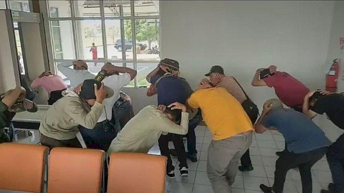 simulasi evakuasi gempa bumi berkekuatan magnitudo 9.0 di Pantai Selatan Jawa yang dilakukan calon penumpang dan petugas di Bandara Nusawiru, Cijulang, Pangandaran