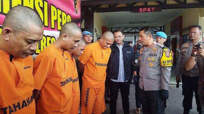 Kapolres Cimahi AKBP Aldi Subartono menginterogasi sindikat pelaku ganjal ATM yang dihadirkan dalam konferensi pers di Mapolres Cimahi, Jumat (21/12/2023).