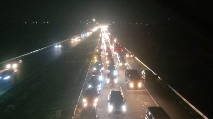 Situasi arus mudik di Tol Cipali Subang setelah diberlakukannya one way, Kamis (28/4/2022) malam.