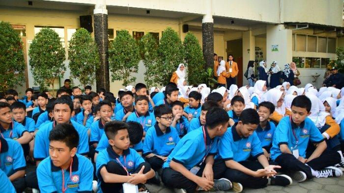 Para siswa baru SD Muhammadiyah 7 dan SMP Muhammadiyah 8 Bandung mengikuti proses apel kegiatan MPLS hari pertama di lapangan sekolah, Jalan Kadipaten Raya, Antapani Bandung, Senin (15/7/2019)