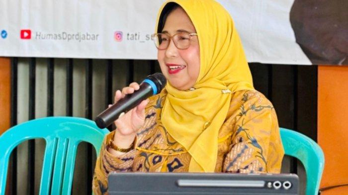 SOSIALISASI PERDA - Anggota DPRD Provinsi Jawa Barat Tati Supriati Irwan saat kegiatan penyebarluasan Peraturan Daerah no 3 tahun 2021 tentang Penyelenggaraan Perlindungan Anak di Desa Kanangasari, Kecamatan Cikalong Wetan, Kabupaten Bandung Barat (30/6/2025).