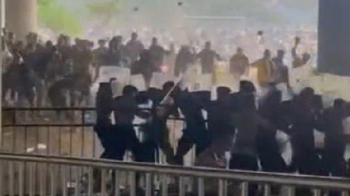 Tangkapan layar video kericuhan usai laga Gresik United vs Deltras Sidoarjo di Stadion Gelora Joko Samudro, Minggu (19/11/2023). Dalam kerusuhan ini pihak kepolisian turut melepaskan tembakan gas air mata.