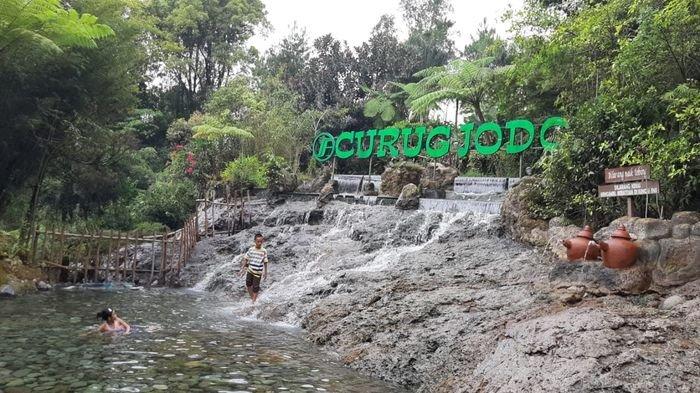 Suasana objek wisata Sari Ater, Subang, Minggu (5/7/2020). Pengunjung belum banyak di Sari Ater meski di hari Minggu
