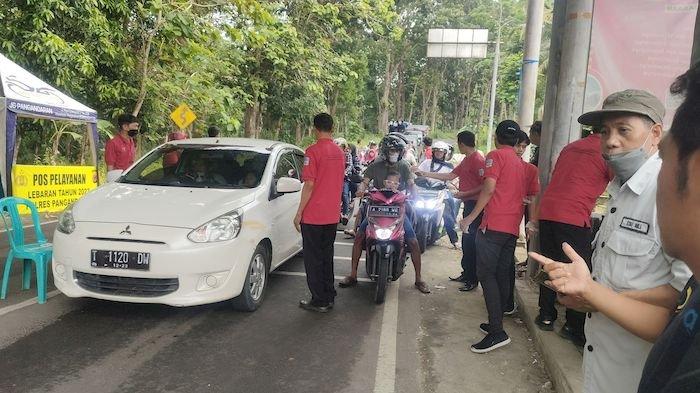 Suasana saat sejumlah petugas retribusi tiket di objek wisata pantai Karapyak Pangandaran kembali bertugas menarik biaya tiket masuk