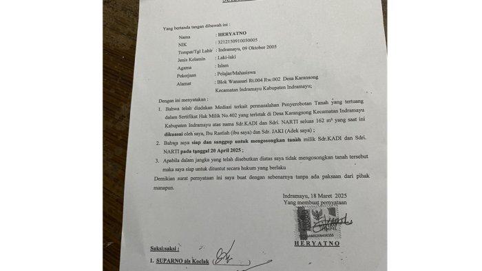 KAKEK GUGAT CUCU - Kakek dan Nenek dari Zaki, Kadi dan Narti di Kantor LBH Dharma Bakti Indramayu, Selasa 8 Juli 2025 memperlihatkan surat pernyataan mengosongkan tanah.
