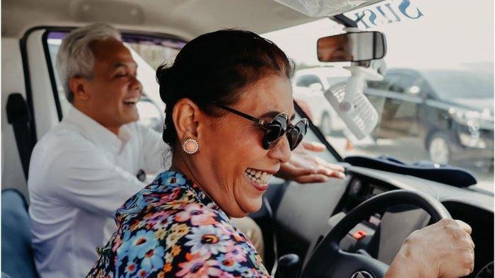 Susi Pudjiastuti saat menyopiri Ganjar Pranowo dari bandara Pangandaran ke rumahnya di Pangandaran, Selasa (7/11/2023).
