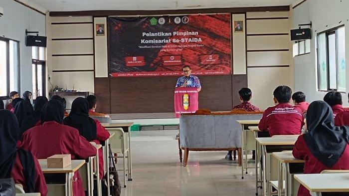 Anggota Komisi V Dewan Perwakilan Rakyat Daerah (DPRD) Jawa Barat, H Enjang Tedi, MSos, menyosialisasikan agenda Pilkada 2024 di Sekolah Tinggi Agama Islam Darul Arqam (STAIDA) Kabupaten Garut, Jawa Barat, Senin (8/7/2024).