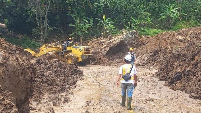 Pekerja membuka jalan yang tertutup tanah longsor di Kiaradua, Simpenan, Sukabumi. Pihak Kementerian PUPR menutup sementara jalur Kiaradua-Waluran, Selasa (10/12/2024).