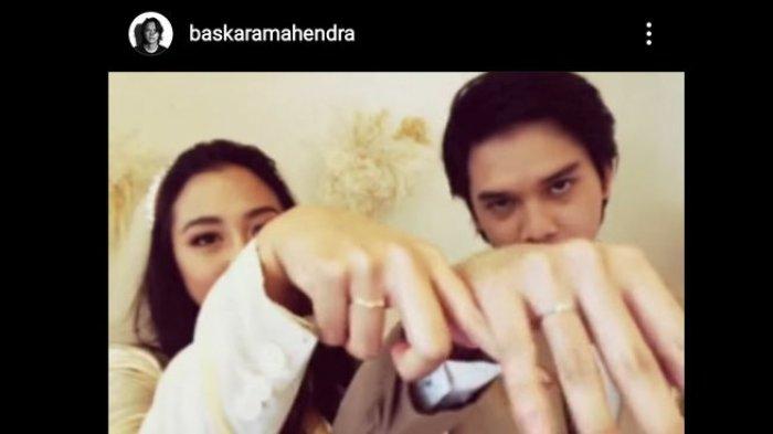 Tangkapan video Sherina Munaf dan Baskara pamer cincin setelah menikah