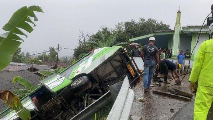 Bus rombongan terperosok timpa rumah warga di Jalan Alternatif Citeko Taman Safari Indonesia (TSI), Kampung Citeko Panjang, Desa Citeko, Kecamatan Cisarua, Kabupaten Bogor, Sabtu (3/8/2024)