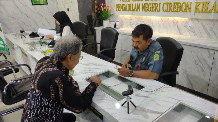 Salah satu anggota tim kuasa hukum Saka Tatal, Agus Prayoga saat berbincang dengan petugas Pengadilan Negeri Cirebon.