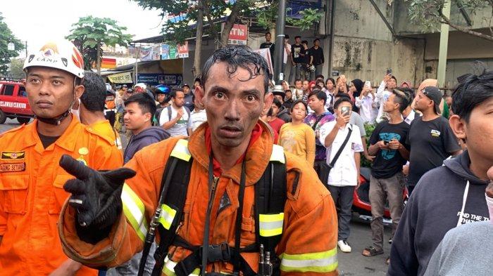 Riky, petugas Damkar Cianjur yang sempat mendengar suara teriakan dari seorang korban yang terjebak kebakaran di Toko Bahan Bangunan, Selasa (16/1/2024).
